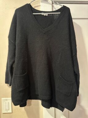 h.one cozy V-Neck Pocket Sweater - Black